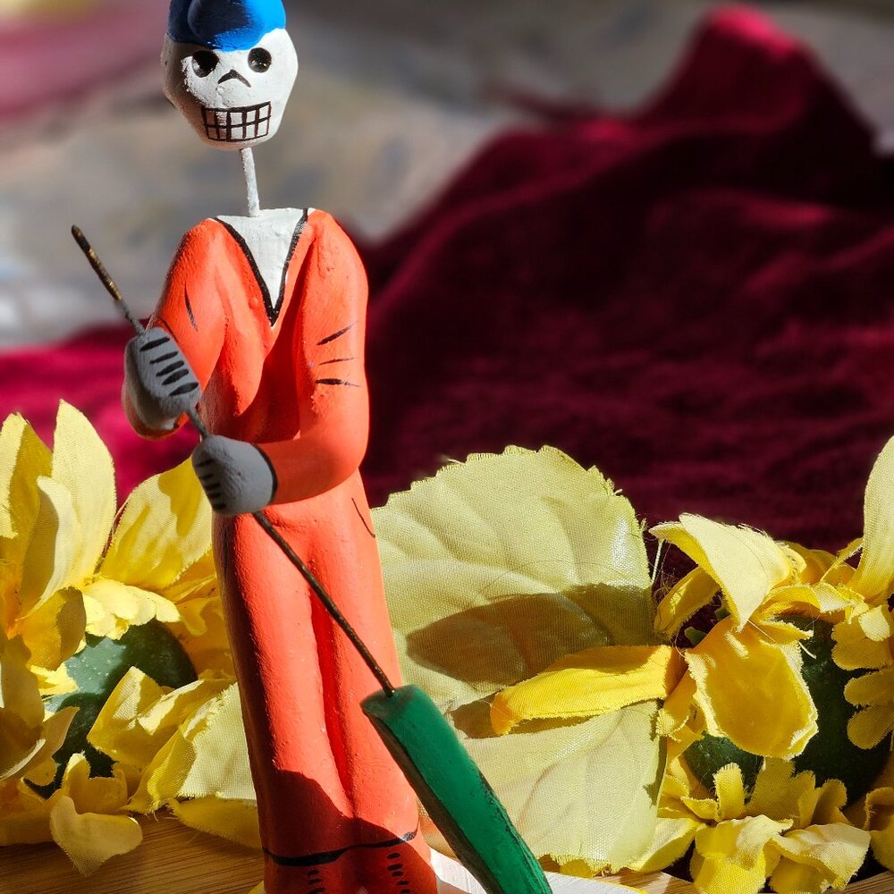 VINTAGE OAXACAN MUERTOS WIRE AND CLAY JANITOR WITH BROOM SCULPTURE
